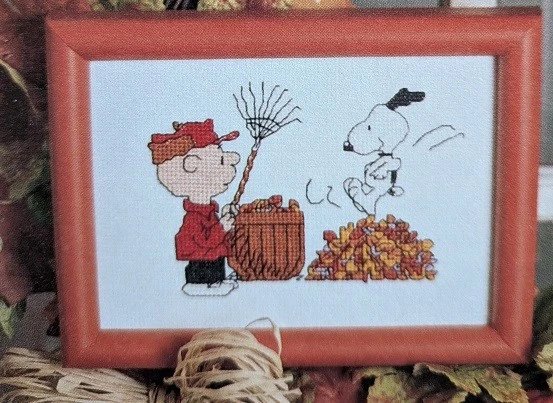 PEANUTS ALL YEAR LONG LEISURE ARTS CROSS STITCH BOOK SNOOPY ALL HOLIDAYS - Image 4 of 4