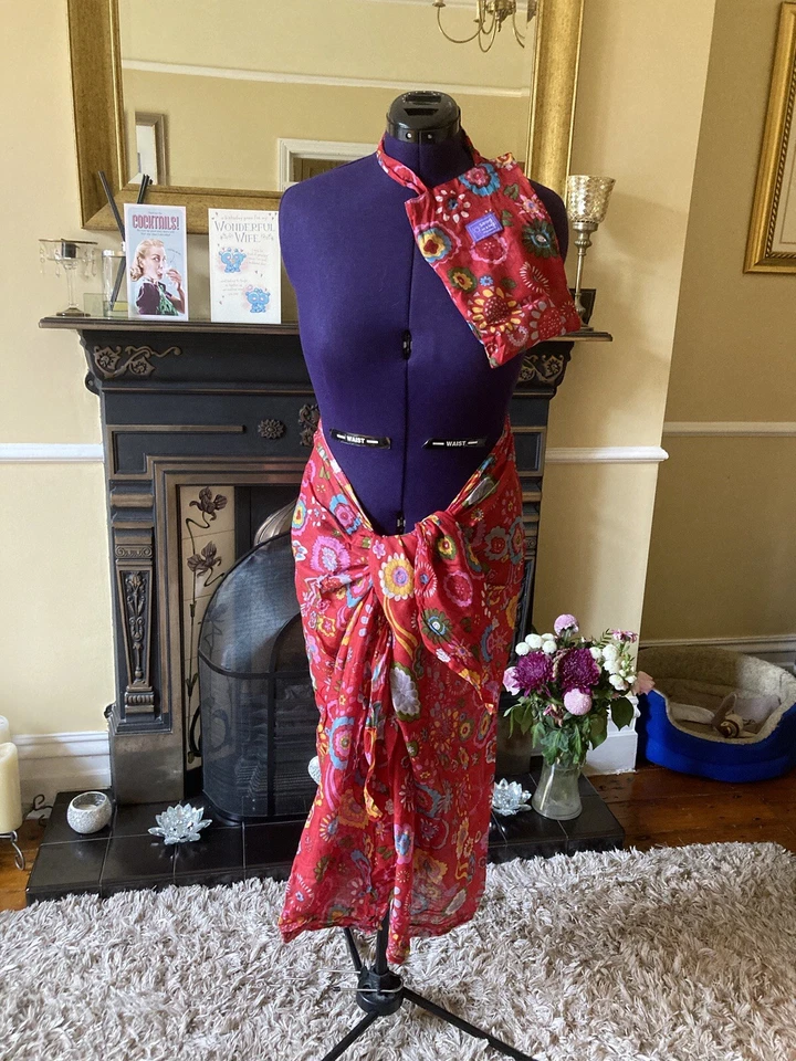 Large Cotton Print Sarong In Matching Bag. - Image 2 of 4