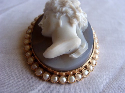 FABULUOS 18K FRENCH SARDONYX CAMEO PENDANT BROOCH WITH NATURAL PEARLS CIRCA 1850 - Picture 3 of 9