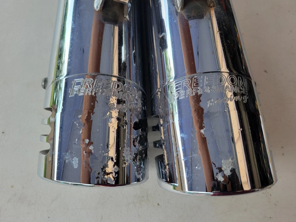 Silenciadores sin cordones cromados FL 95-16 Harley Davidson Twin Cam Freedom Performance 4" Foto 2 de 4