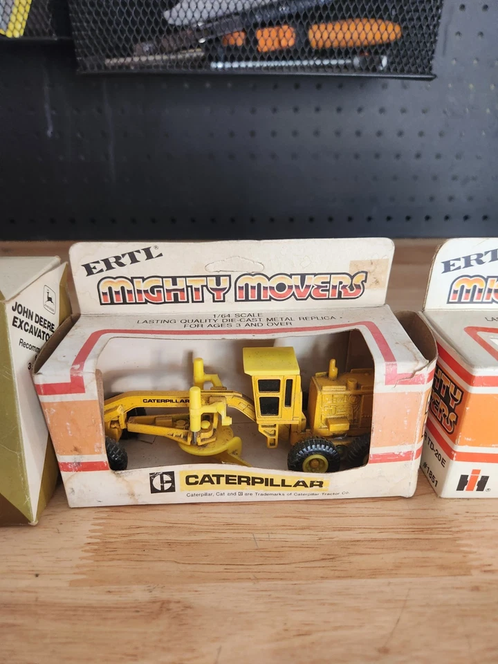 John Deere, Cat, IH Construction Equipment toys 1:64 - Image 3 of 4
