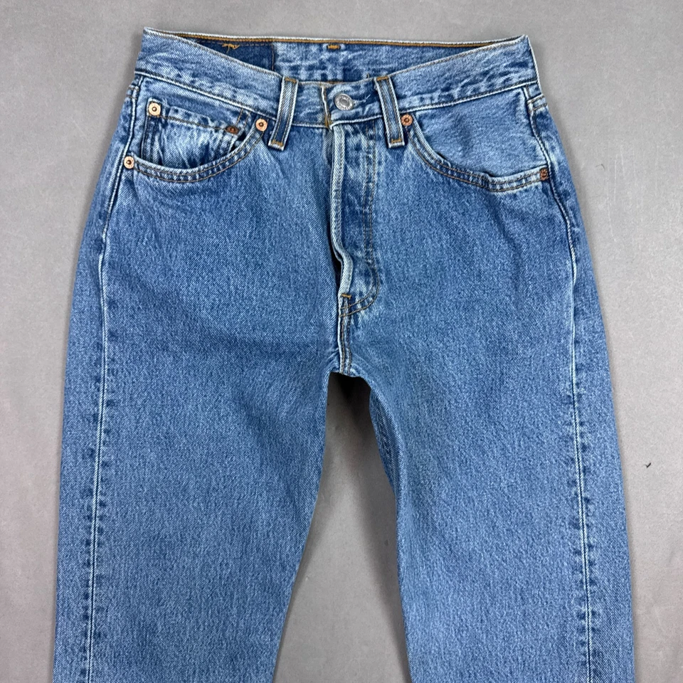 Calça jeans feminina vintage Levis 501 26x31 azul feita nos EUA cintura alta (Tag27x32) - Imagem 3 de 4