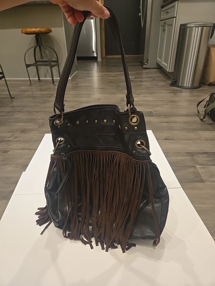 Bolso de hombro BCBG de cuero marrón con flecos de gamuza Foto 2 de 4