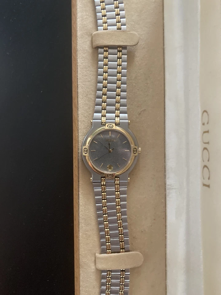 Gucci 9000M Quartz 32mm Watch