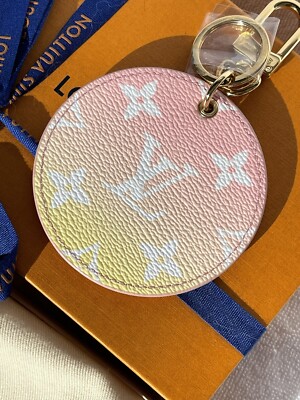 Louis Vuitton チャーム ゴールド ピンク イエロー Louis Vuitton By The Pool Pink Yellow Giant Monogram Purse