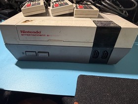 Nintendo NES-001 Console Lot w/ Controllers Zapper Light Gun and 7 Games
