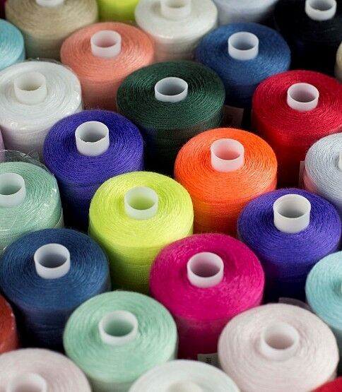 120s Gesponnen Polyester Faden, Gemischte Packung, Verschieden Farben Und Mengen HEET goedkoop