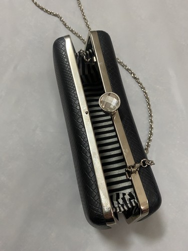 Cartera sin asas negra rígida PeepToe para mujer con cadena para el hombro - Imagen 3 de 8