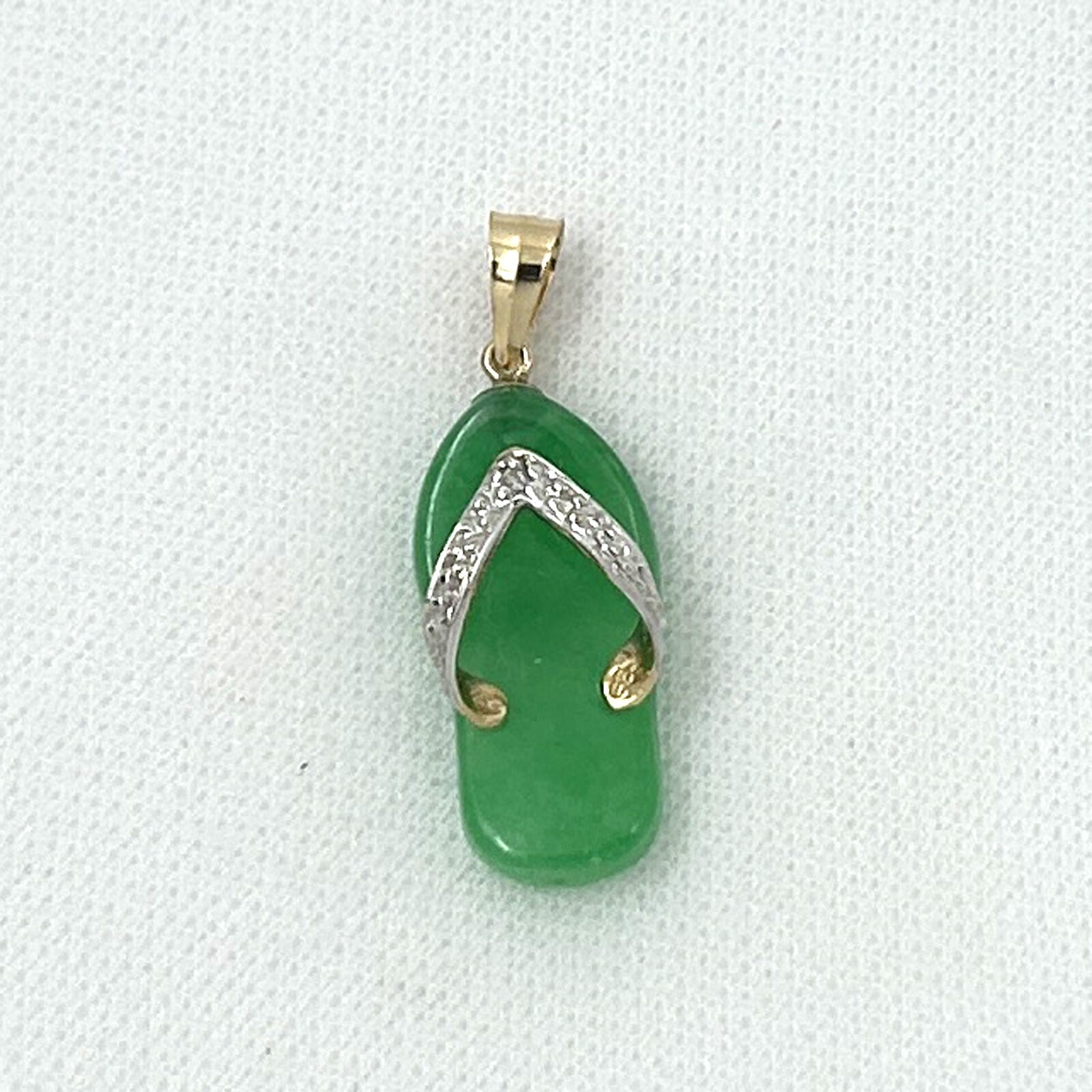 SAOLA Collana con ciondolo infradito in oro giallo massiccio 14 kt con diamanti giada verde
