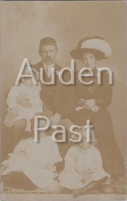 RPPC Echt Foto Familienportrait Eltern Baby und zwei Mädchen