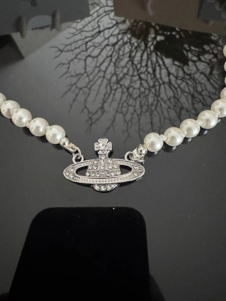 VIVIENNE WESTWOOD MINI BAS RELIEF PEARL CHOKER ORB PENDANT NECKLACE - Immagine 2 di 4