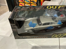AUTOart 1:18 Diecast Aston Martin DB5 James Bond Goldfinger Silver Stand