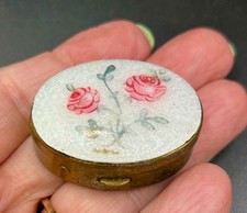 CAJA DE PASTILLAS ESMALTADA VINTAGE ROSA ROSA SUPERIOR TONO DORADO CIERRE BOTÓN PULSADOR SIN MARCA