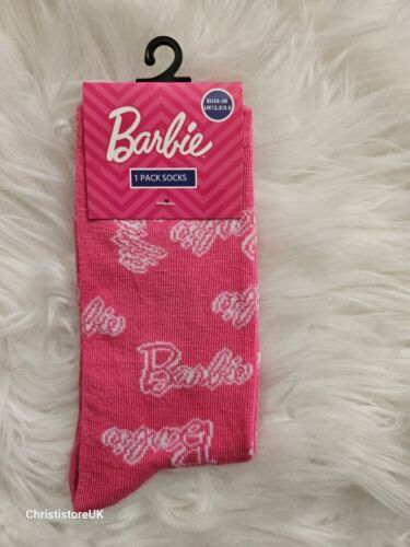 💗New Girls Ladies Barbie TM Socks Pink With Text Pattern One Size UK 4-7💗 - Afbeelding 1 van 5