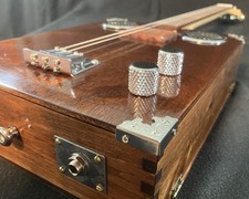 3-String Cigar Box Guitar mit handgewickeltem Pickup - NEU -