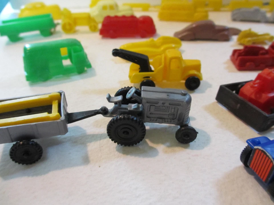 Small vehicles:  Lot of  Hard plastic 18 pieces + train, & 6 softer plastic 1950 - Image 2 of 4