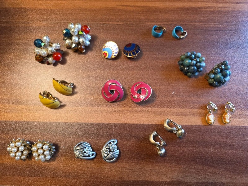 Vintage Lot Of 10 Clip On Earrings Variety  Of Styles/ Colors  All In Good Cond