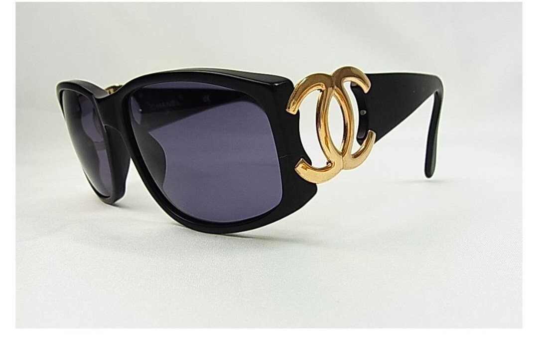 CHANEL Black Plastic Frame Sunglasses with Coco Logo Color Lenses