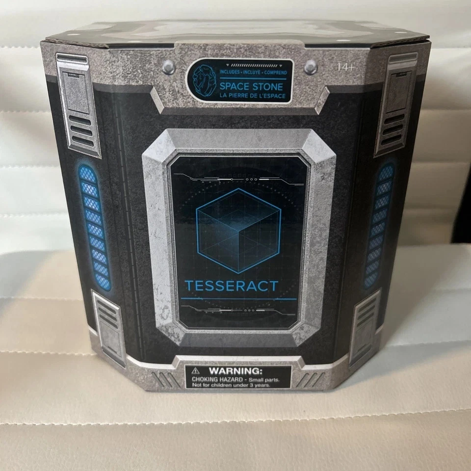 Réplica de teseracto de reliquias de Marvel de los parques de Disney iluminada con piedra del infinito sellada Foto 2 de 2