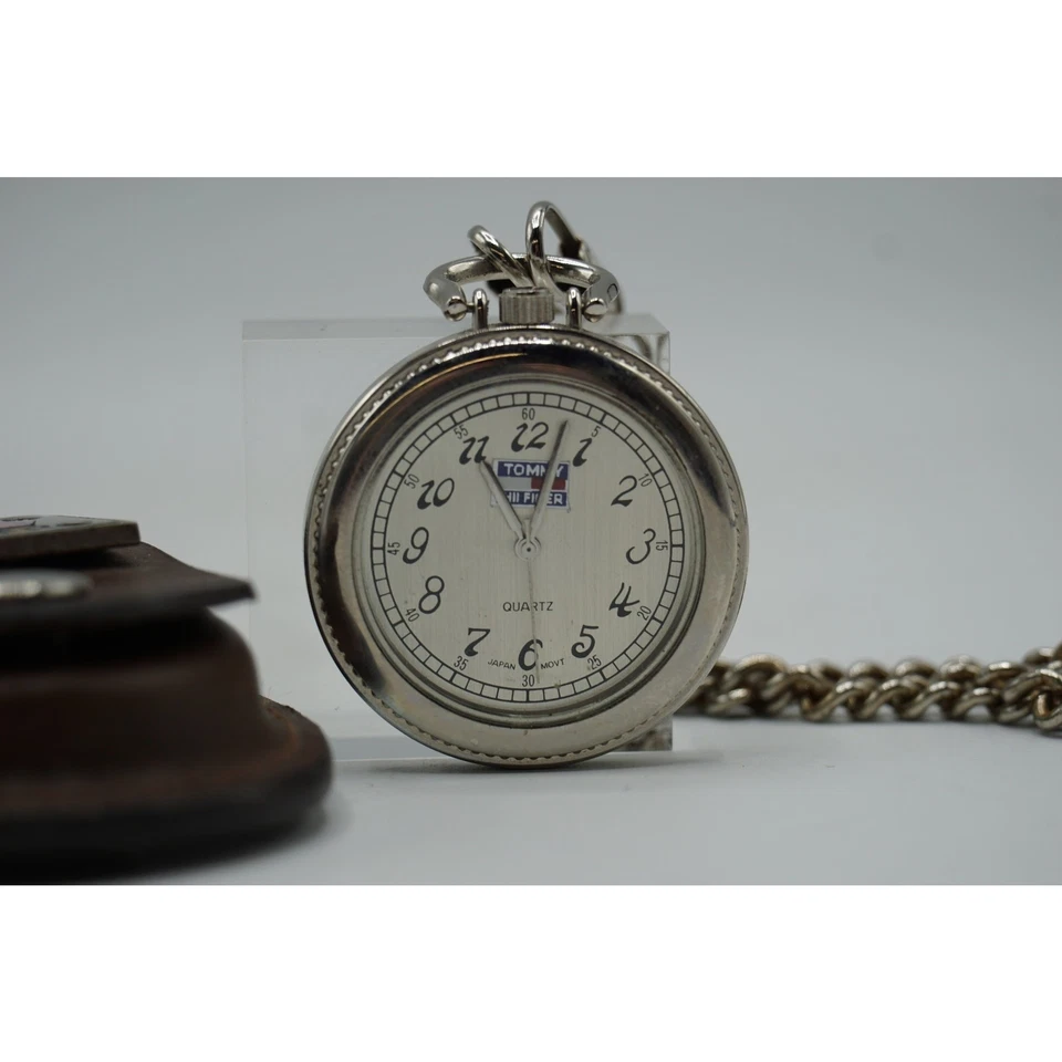 Reloj Bolsillo Tommy Hilfiger Cuarzo Tono Plateado Con Estuche Foto 2 de 4