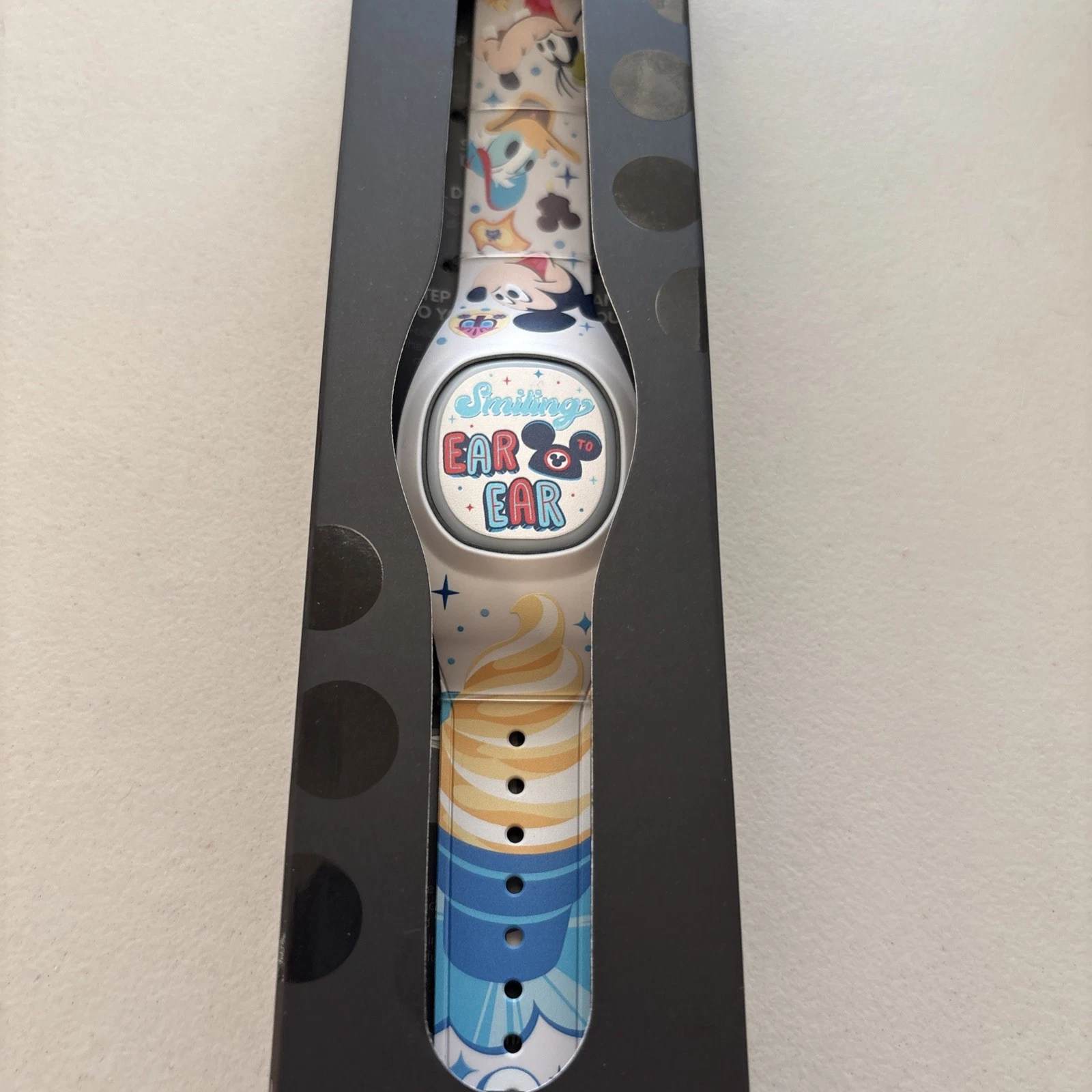 Disney Smiling Ear To Ear Magic Band + W/charger Unlinked