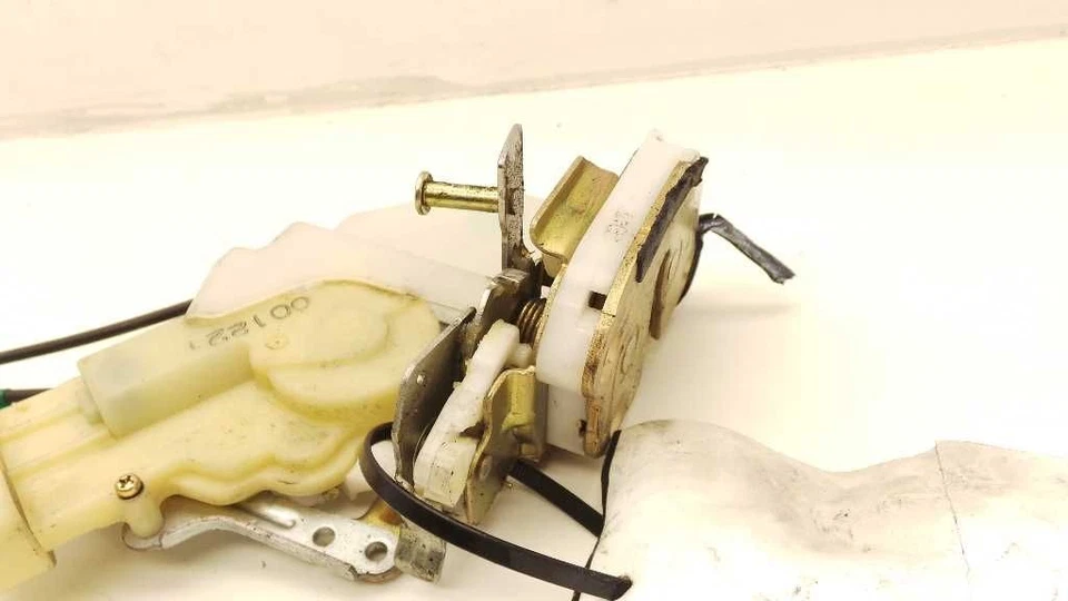 2001 TOYOTA PRIUS DRIVER SIDE REAR DOOR LOCK ACTUATOR ASSEMBLY  - Image 3 of 4