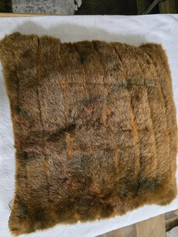 Almohadas de piel sintética y tiro con borlas. Múltiples tipos de piel. Foto 3 de 4