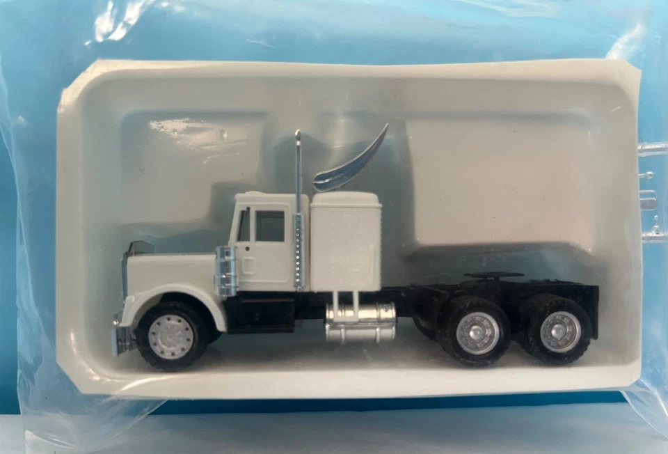 Kenworth 1/87 Scale White White Simi Tractor w/Accessories - Image 2 of 3