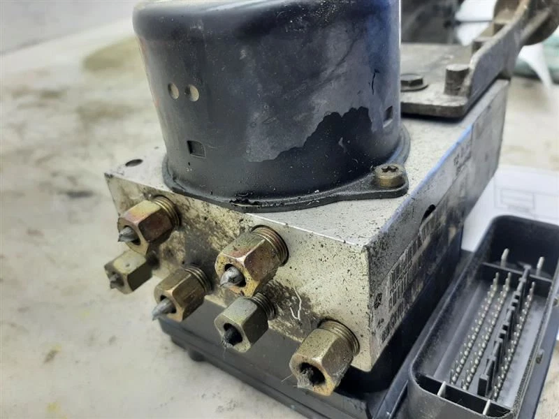 Pieza de freno antibloqueo con control de tracción 05 Chrysler 300 05134113AA Foto 4 de 4