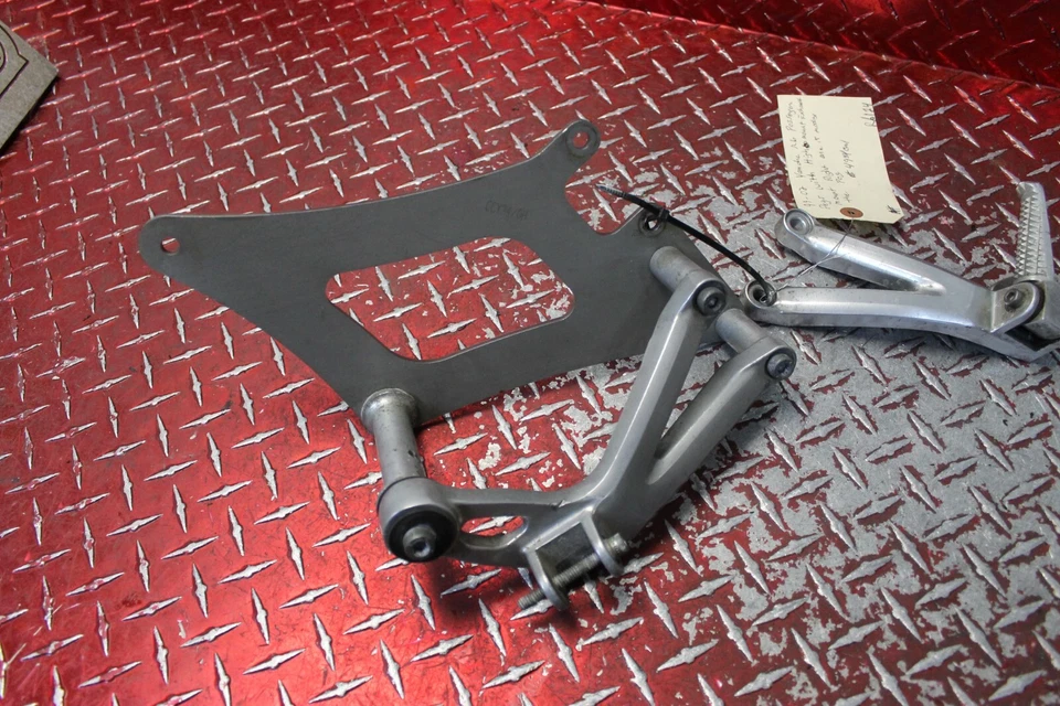 Clavijas de pasajero Yamaha YZF R6 1999-2002 con soporte de escape de montaje alto R6124 Foto 4 de 4