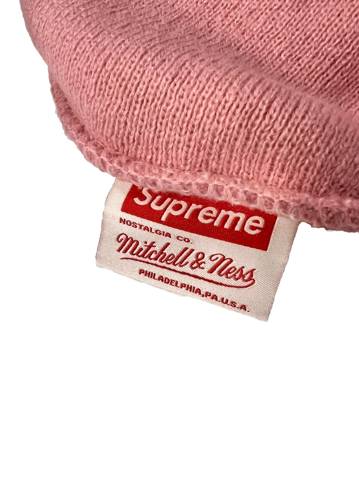 Supreme FW24 Mitchell & Ness NCAA Beanie UNC Rameses (rosa)