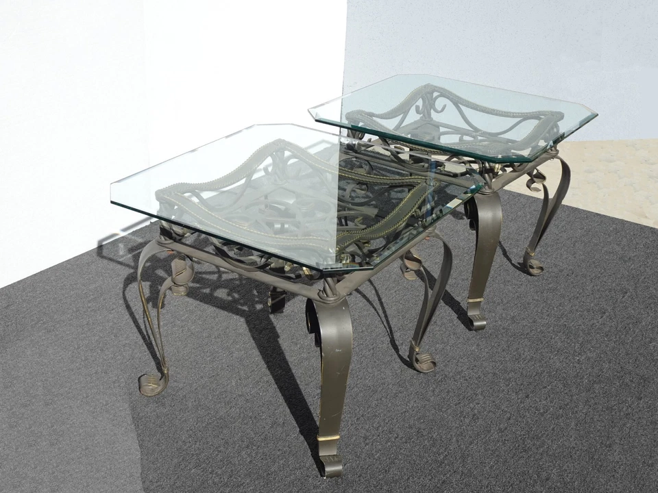 Par de mesas superiores vintage de vidrio con borde biselado de metal negro desplazado Foto 2 de 4