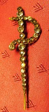 BROCHE ancienne ÉPÉE pavée de STRASS monture laiton doré formant initiale P
