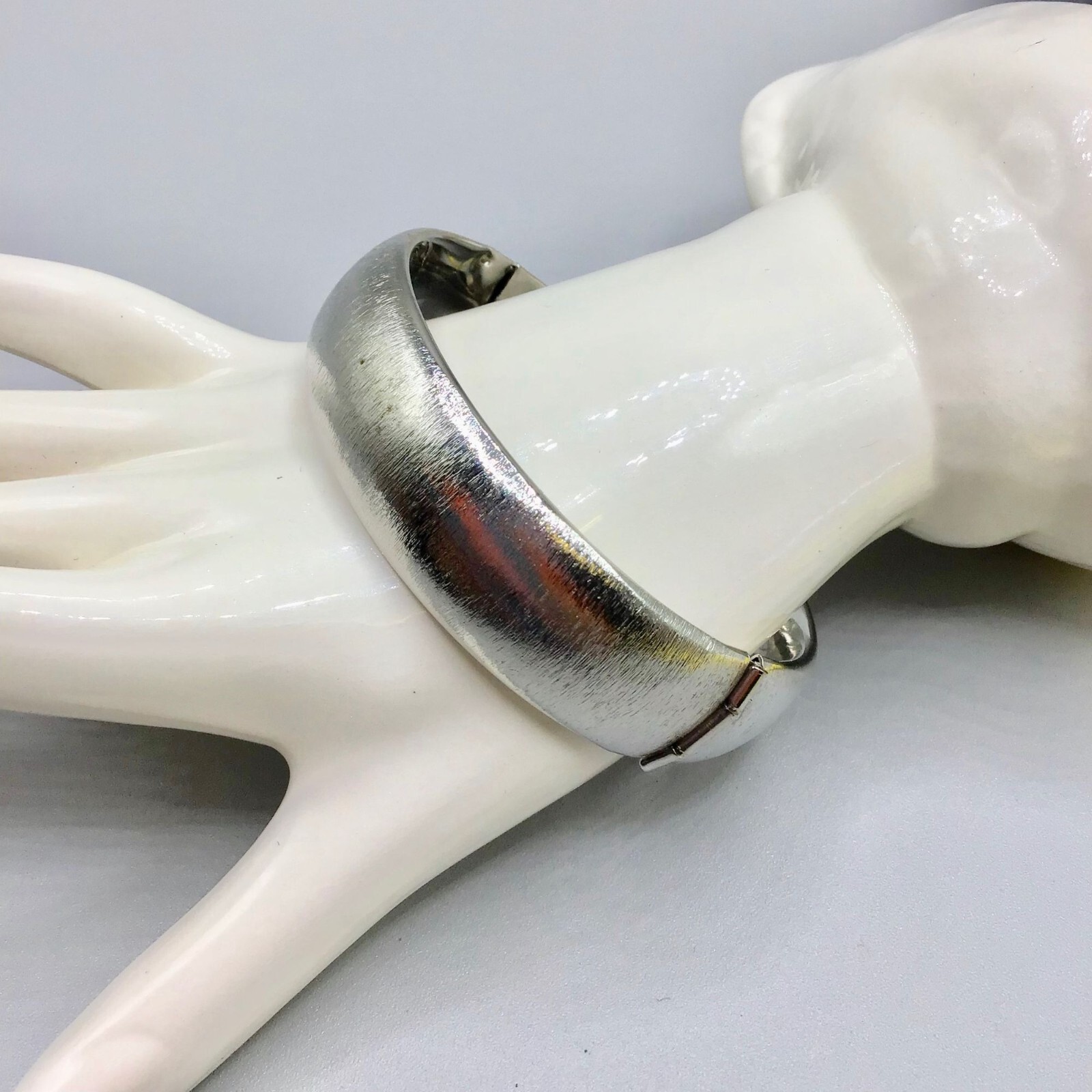 Brushed Silver Tone Bangle Hinged Simple 70s Cost… - image 7