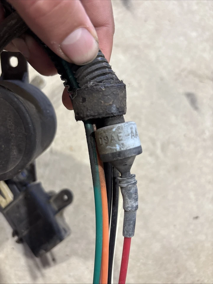 1984 Ford Foxbody LTD Early Fuel Injection Engine Bay Vaccumn Wiring Parts 3.8V6 - Image 2 of 4