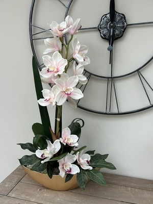 Blassrosa Luxus Seidenorchidee Blumengesteck in Goldschale 