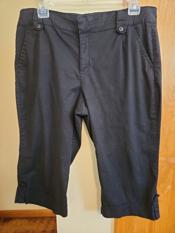 Women's Gloria Vanderbilt size 18W black cotton capri pants, sewn bottom cuff