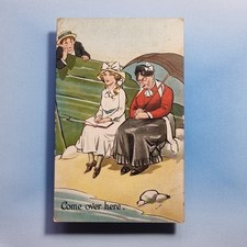 Comic Postkarte 1907 junges Mädchen Begleitperson schläft Strand Boot junger Mann