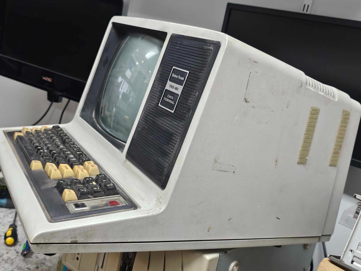Vintage Radio Shack TRS-80 Data Terminal DT-1 Computer Model 26