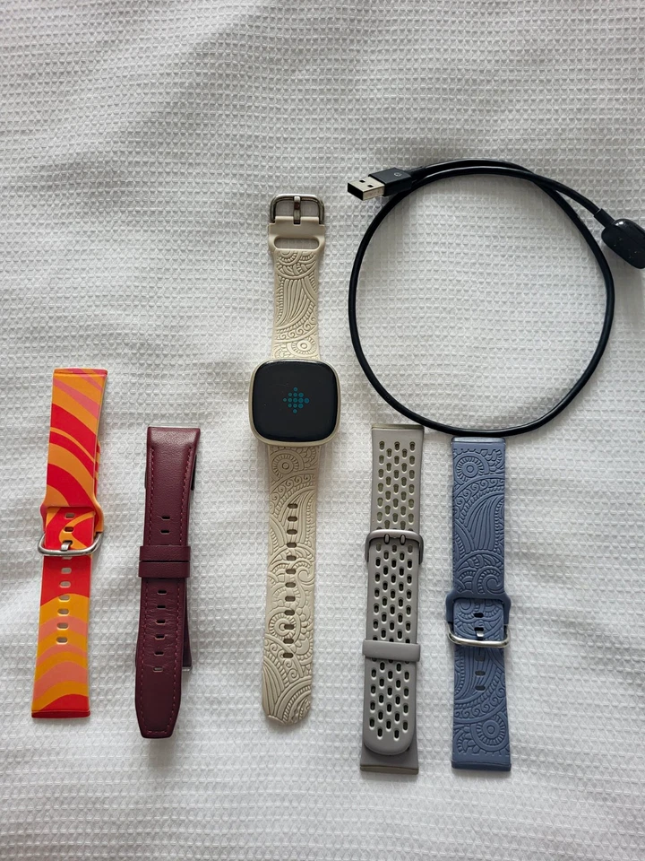 Fitbit Versa 3 40mm Soft Gold Metal Smartwatch Beige Silicone Band, Extra Bands, photo 1 of 2