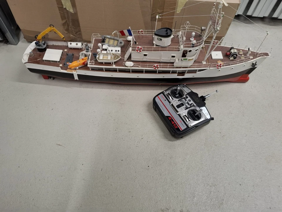 RC Modellboot mit Funksteuerung – maßstabsgetreu und hochwertig gebaut