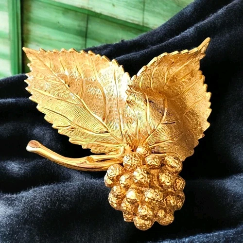 Broche épingle framboise vintage signée 1967 Grosse Allemagne créateur Dior plaque dorée