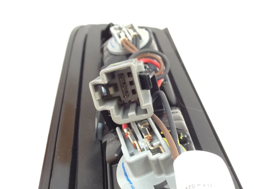 Tercera luz de freno de montaje alto OEM Chevrolet Silverado GMC Sierra lámpara de carga Foto 3 de 4