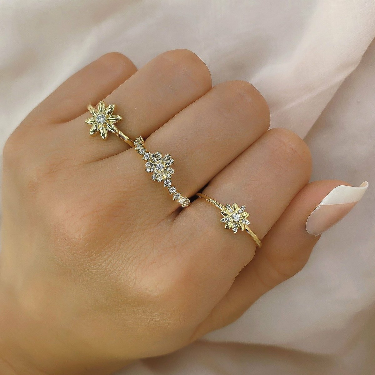 Diamond Daisy Flower Ring 14K Yellow Gold Round Cut Natural