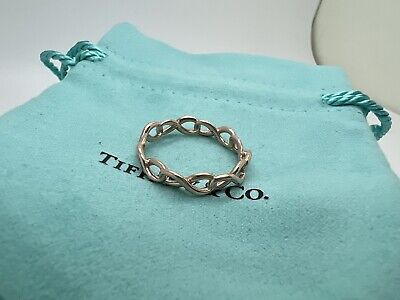 Tiffany T wire ring in 18k gold. | Tiffany & Co.