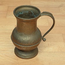 Messingkrug Kanne massiv, mit verziertem Henkel, H&ouml;he 21 cm.