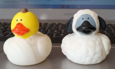   Rubber Minnie Duck's rare duck!  OTC  duck quack bath toy FOR JEEP  ?