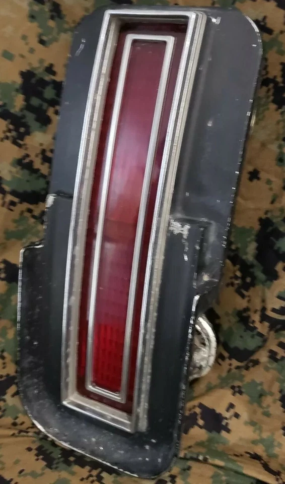 Oldsmobile 98 1969 luz trasera derecha o derecha carcasa GM OEM lámpara trasera Foto 3 de 4