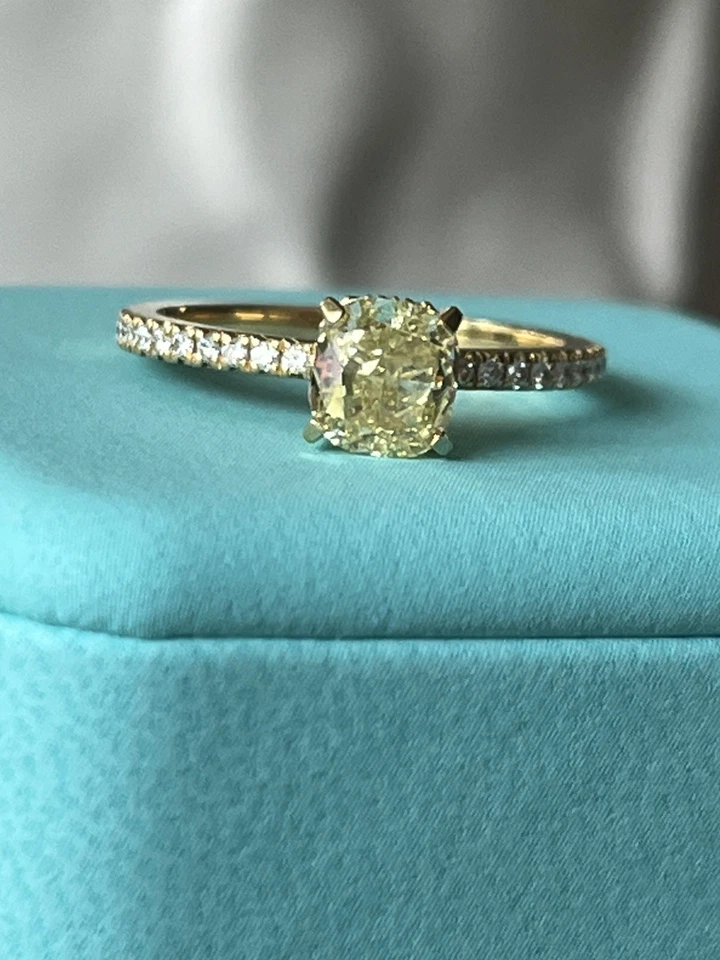 Anillo de compromiso Tiffany & Co verdadero elegante cojín amarillo diamantes oro amarillo de 18 quilates  Foto 3 de 4