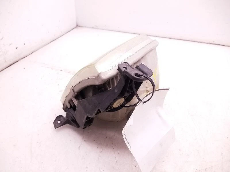 MONTAGEM DO FAROL DIANTEIRO DO LADO DO MOTORISTA DO TOYOTA SEQUOIA 2002  - Imagem 3 de 4